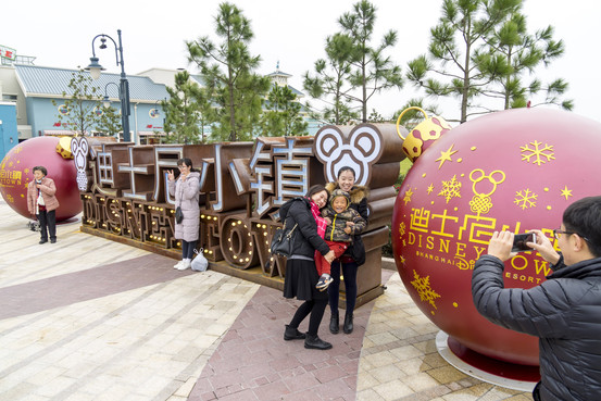 上海華特迪士尼主題樂園內的遊客們。在上海迪士尼的當地員工中，有大約300名中共黨員。