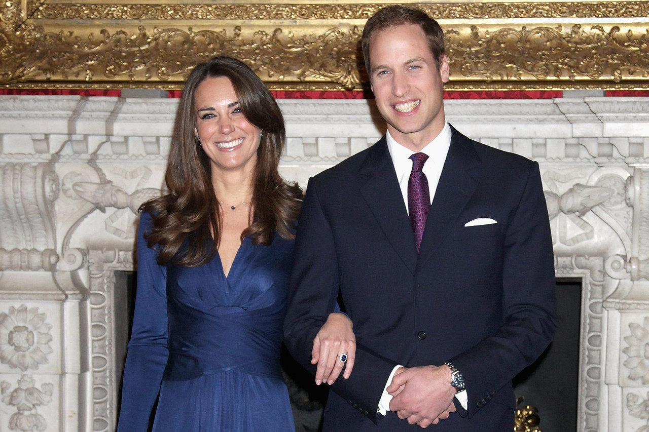 2010年，哈裏王子的哥哥威廉王子與凱特·米德爾頓(Catherine Middleton)訂婚。這對夫婦在2001年初次邂逅並在2011年結為連理。威廉王子給凱特王妃的訂婚戒指，正是他已故的母親戴安娜王妃在訂婚時從他父親手中接過的那枚。