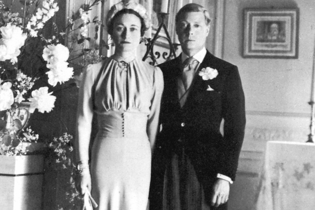 1936年，愛德華八世在他的父親喬治五世去世後繼承王位。他繼位僅數月，便向美國籍離異女子華裏絲·辛普森(Wallis Simpson)求婚。後來，這位國王選擇了退位，並與辛普森女士在1937年6月3日完婚。這段婚姻成為了辛普森女士的第三段也是最後一段婚姻。