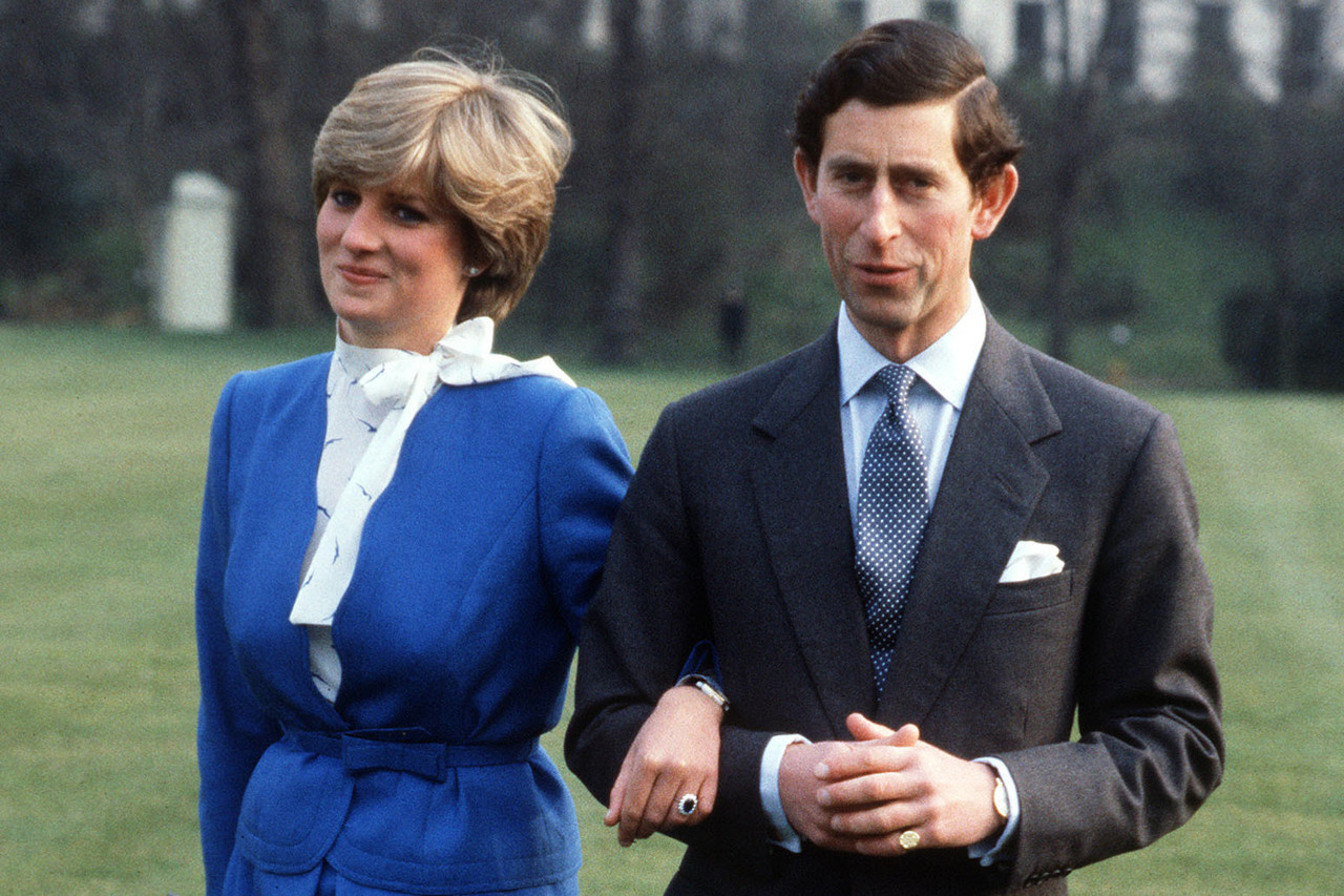 1981年，查爾斯王子與戴安娜結婚。兩人於1992年分居並於1996年離婚。1997年，戴安娜因車禍在巴黎去世。