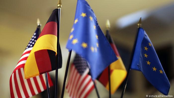 Symbolbild Flaggen USA & EU & Deutschland (picture-alliance/dpa)