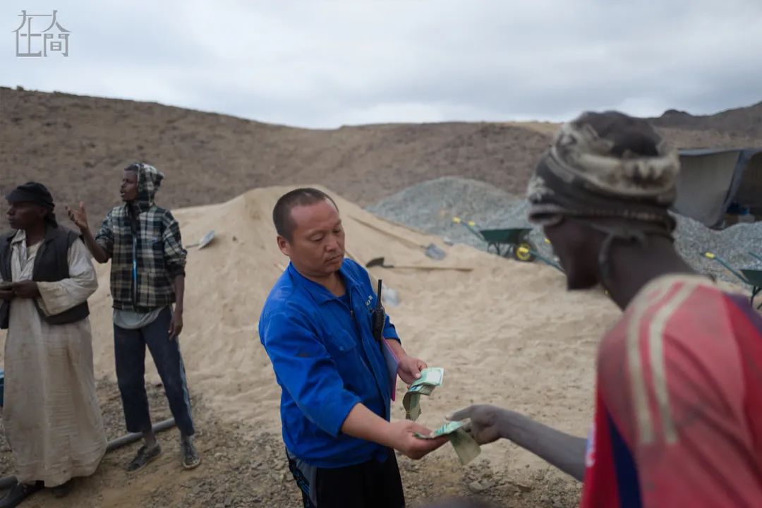 離開故土進沙漠 24位中國打工人在非洲過年實錄