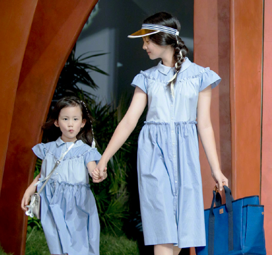 黃磊7歲二女兒染藍發被指太成熟，育兒方式引議