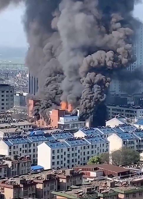 安徽發生嚴重大火 商業大樓被吞噬 多人死傷