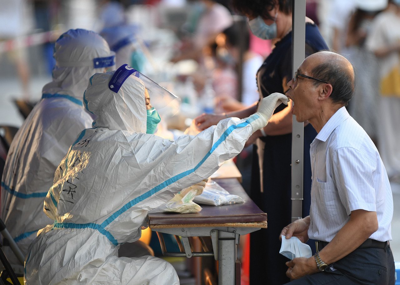 中國疫情再起 廣州18萬人社區封閉 24小時徹夜篩檢