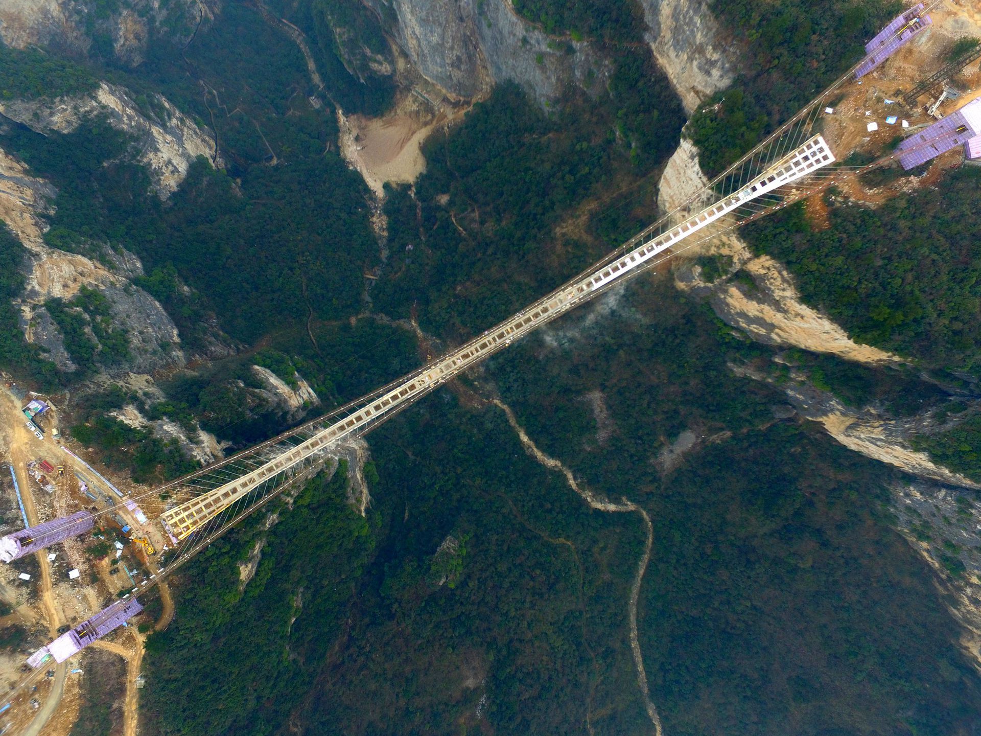 實拍:中國最驚險高空玻璃棧道 懸崖之間體驗絕壁淩空