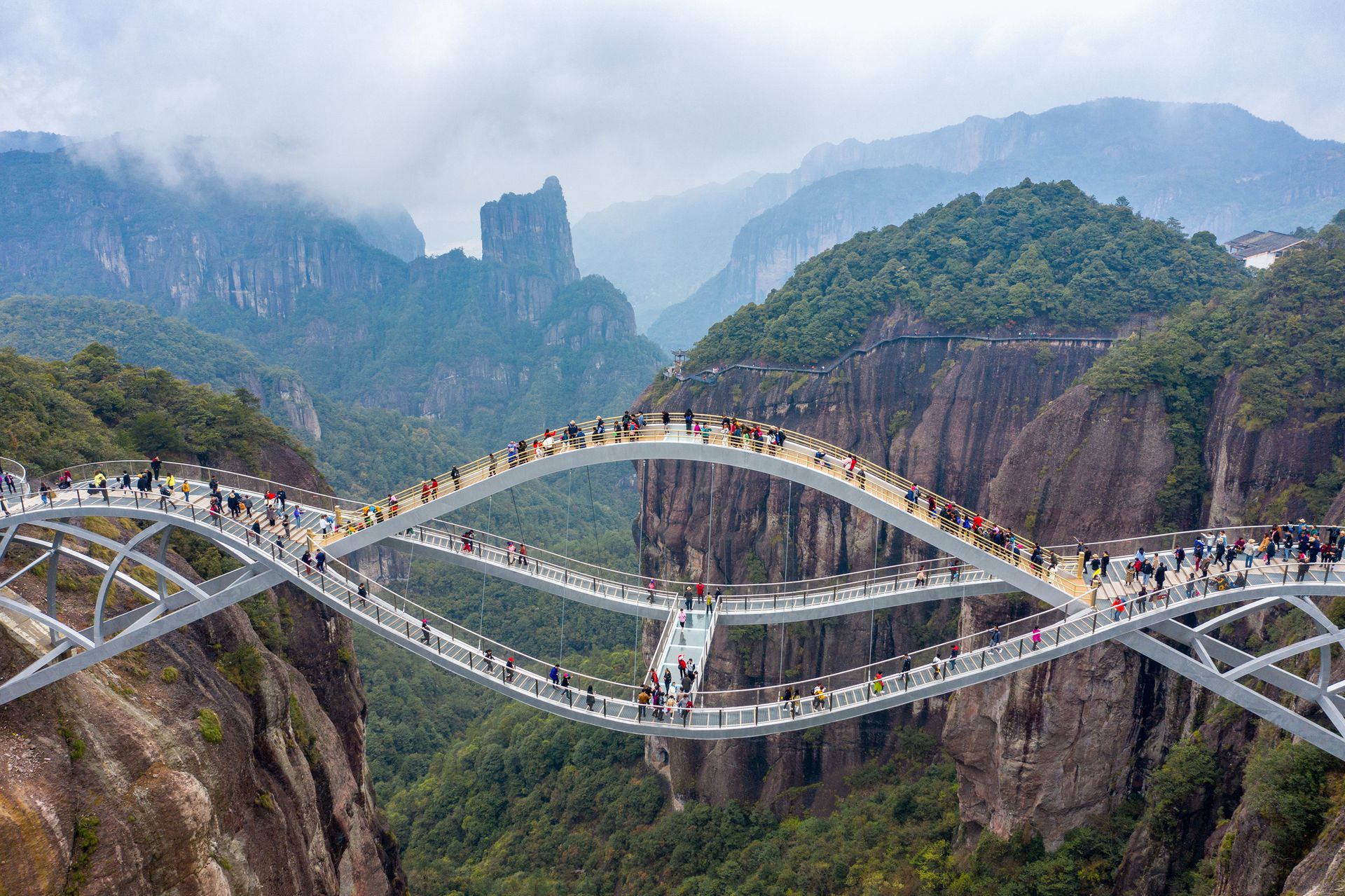 實拍:中國最驚險高空玻璃棧道 懸崖之間體驗絕壁淩空