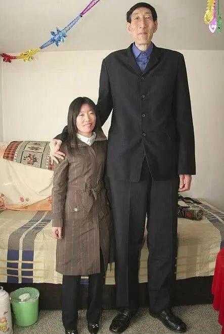 中國第一巨人閃婚後不顧勸阻生下兒子，如今怎樣了？