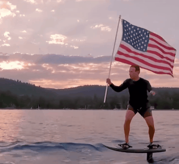 紮克伯格持國旗衝浪為美國“慶生”，美媒：太詭異了