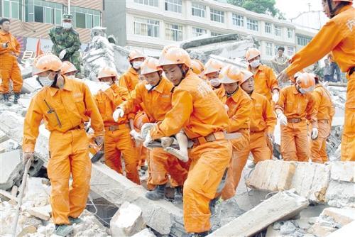 汶川地震時救下7人的"少年英雄"，如今被判刑12年...