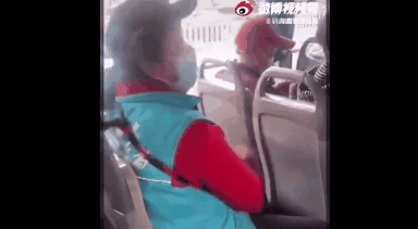 嫌讓座慢...北京大媽怒罵乘客：臭外地的，我正黃旗