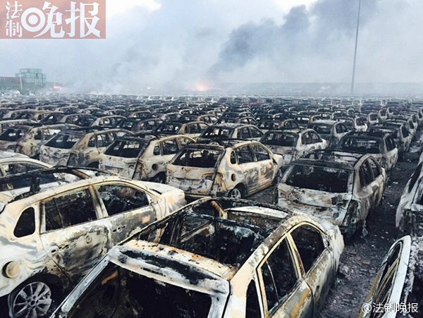 天津港雷諾汽車倉儲場的汽車被燒毀