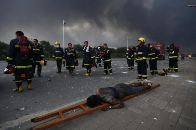 天津消防員被炸慘死 隊友一邊救火一邊哭