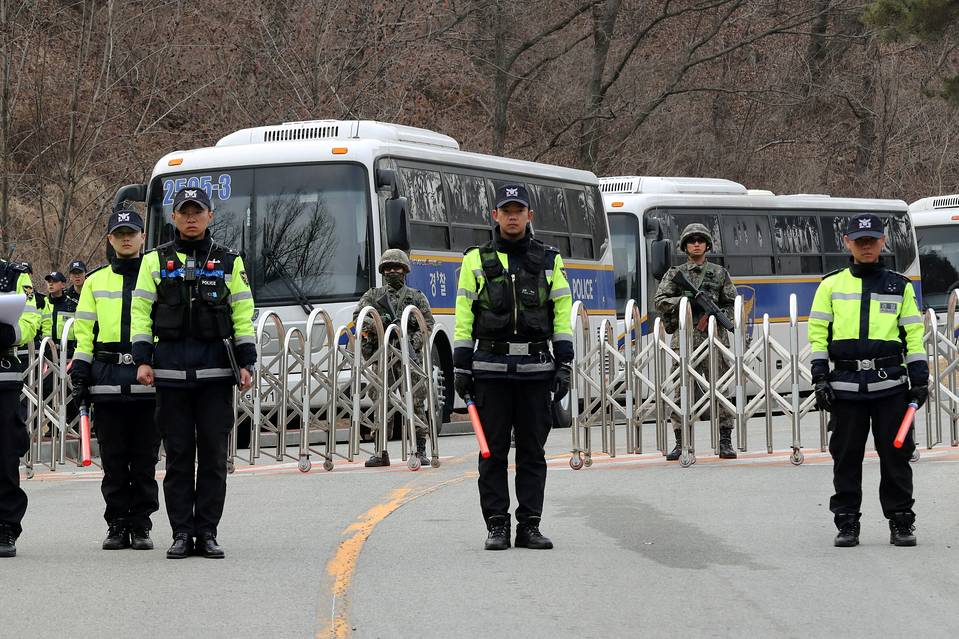 韓國警察和軍兵本周在樂天集團所有的一塊高爾夫球場站崗，此處將用來部署美國反導係統薩德。