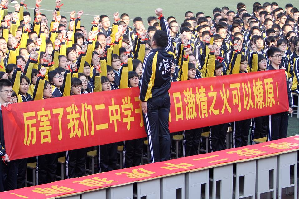 圖為周一，河北省一所中學舉行誓師大會迎戰高考。國內千軍萬馬過獨木橋的教育係統促使許多學生出國求學。