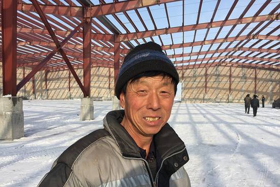 圖為61歲的王鳳合。但像許多沒有技能的農民工一樣，他不能退休還得繼續幹活。