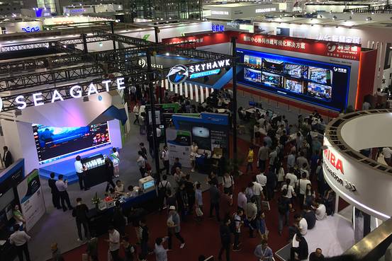 第十六屆中國國際公共安全博覽會上的參觀者了解最新的安防技術。