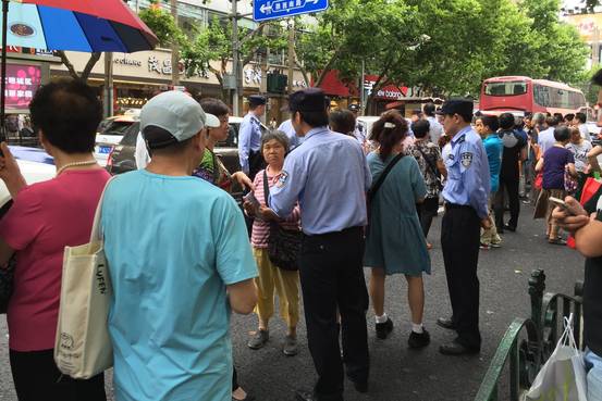 2016年7月，在一家金融公司的投資失敗後，這些投資者在上海的一條街道上進行破壞活動以抗議他們的投資損失。