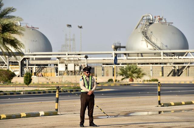 石油價格一再暴跌，沙特油田又遭導彈襲擊，卡塔爾：王室搖搖欲墜