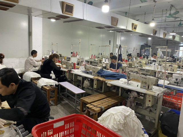 廣州製衣村老板站街求聘打工者 月薪上萬找不到人