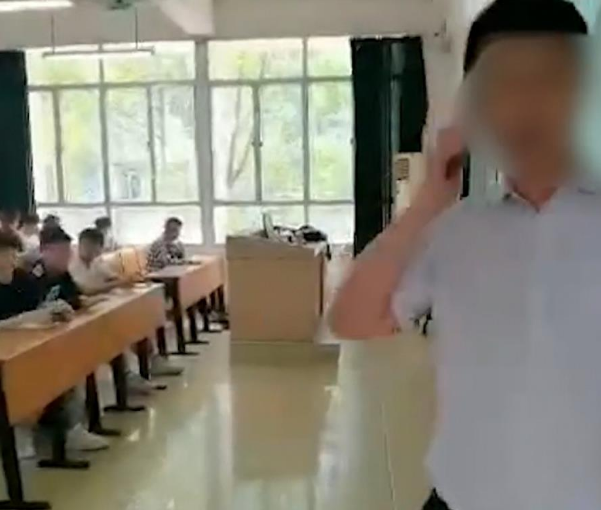 女子闖進教室斥責男老師：他是個下藥強奸的畜生