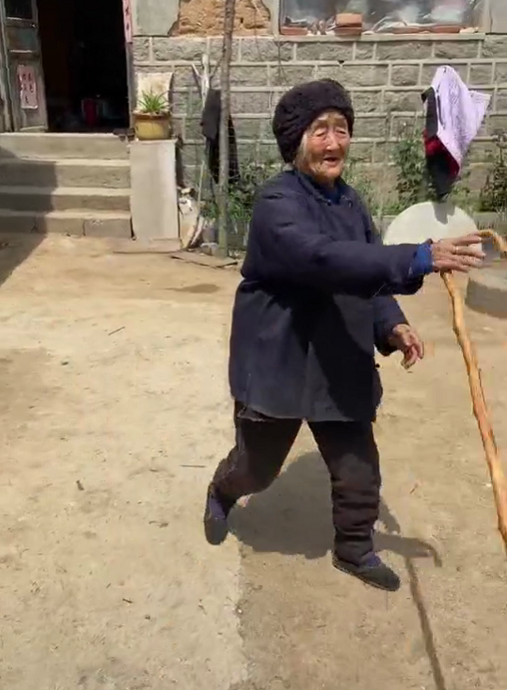 7旬兒子給102歲母親買拐杖，老人：你自己留著用吧