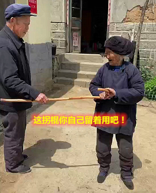 7旬兒子給102歲母親買拐杖，老人：你自己留著用吧