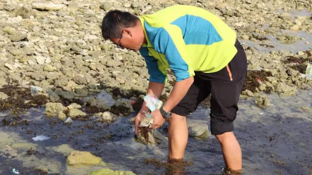 男子三亞清理海洋垃圾20年，曾一天撿700隻口罩