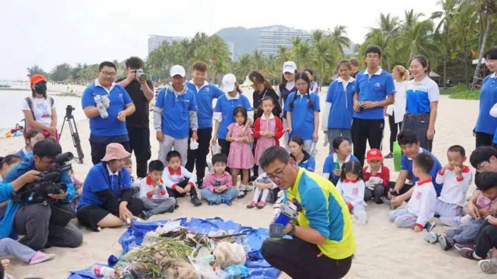 男子三亞清理海洋垃圾20年，曾一天撿700隻口罩