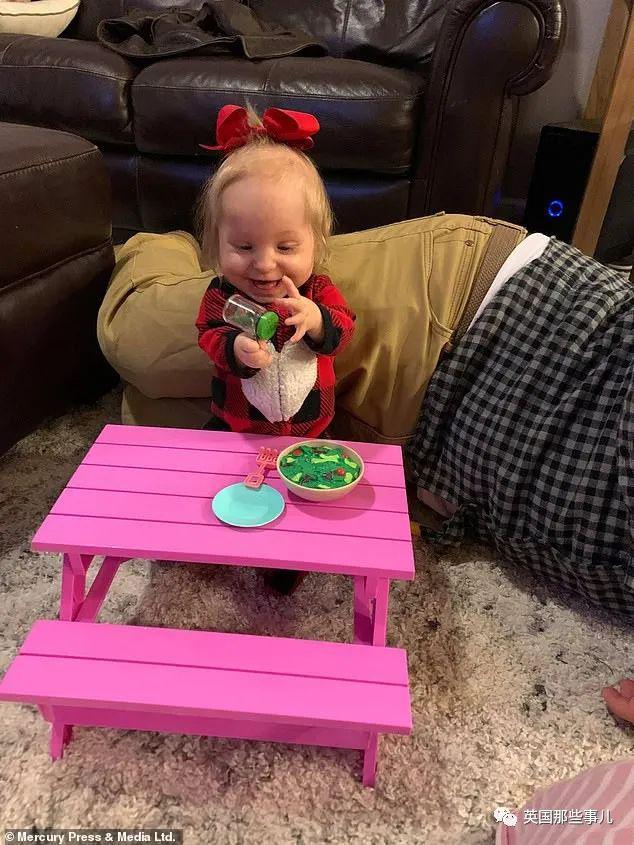 小女孩兩歲體重還不滿7斤，吃飯用芭比娃娃的餐桌！