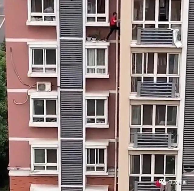 男子爬到 6 樓窗台外澆花，網友：簡直用生命養花！