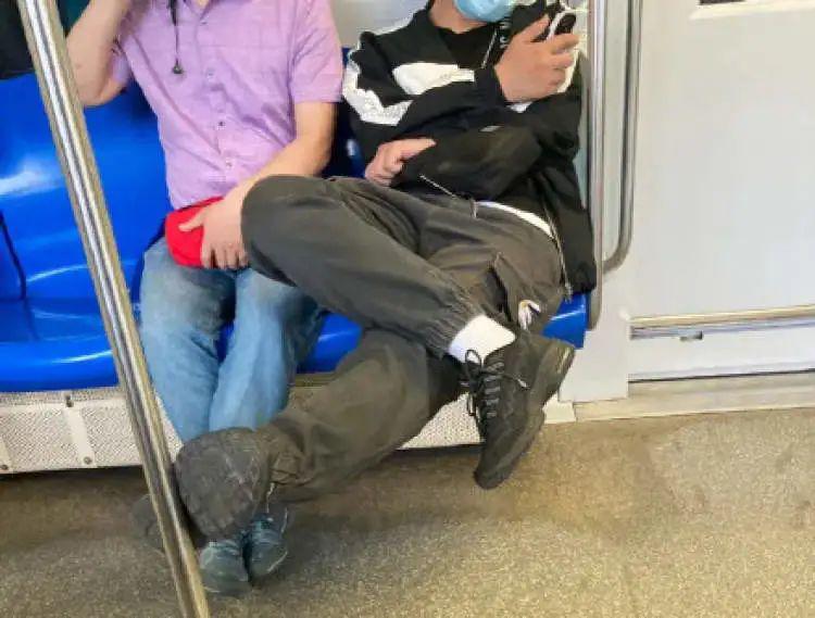 地鐵還管坐姿，不能蹺“二郎腿”了？