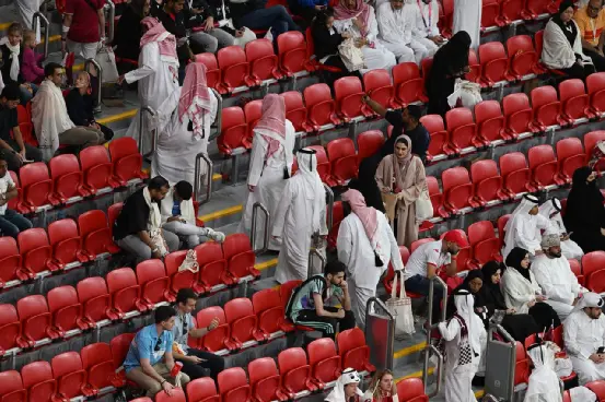 在21日世界杯揭幕戰中大批提前離場的卡塔爾球迷