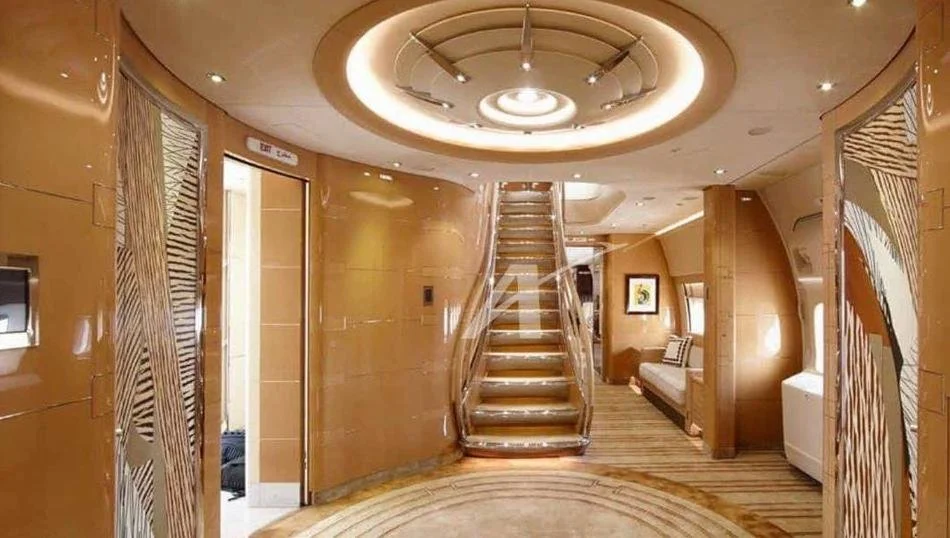 一架帶有巨大內部樓梯和主臥室的波音 747-8i