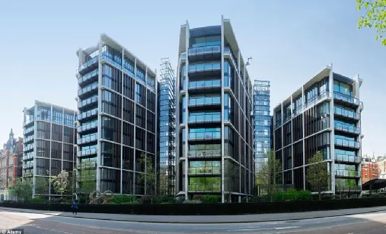 2008年，賈西姆在海德公園一號購買了三套公寓，其中包括豪華頂層公寓，價格估計為1.2億英鎊