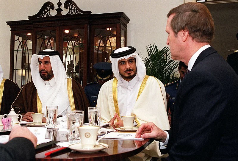2000年兩位賈西姆與美國防長進行會談；中間頗為英俊的是賈西姆·本·哈馬德，時任王儲和國防部長，左一為本文主人公、時任外交部長的哈馬德·本·賈西姆，可以看出，HBJ經常以輔政大臣的身份出場