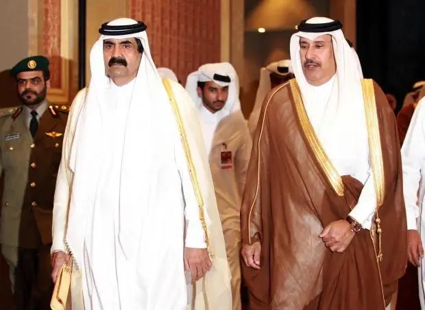 卡塔爾前埃米爾謝赫·哈馬德·本·哈利法·阿勒薩尼（左）和賈西姆（右）出席多哈論壇開幕式 圖源：法新社