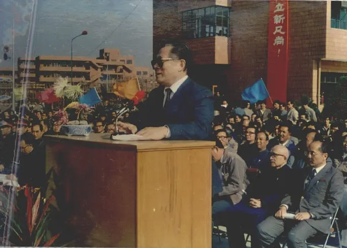 1987年11月20日，江澤民參加上海交大閔行校區啟用開學典禮