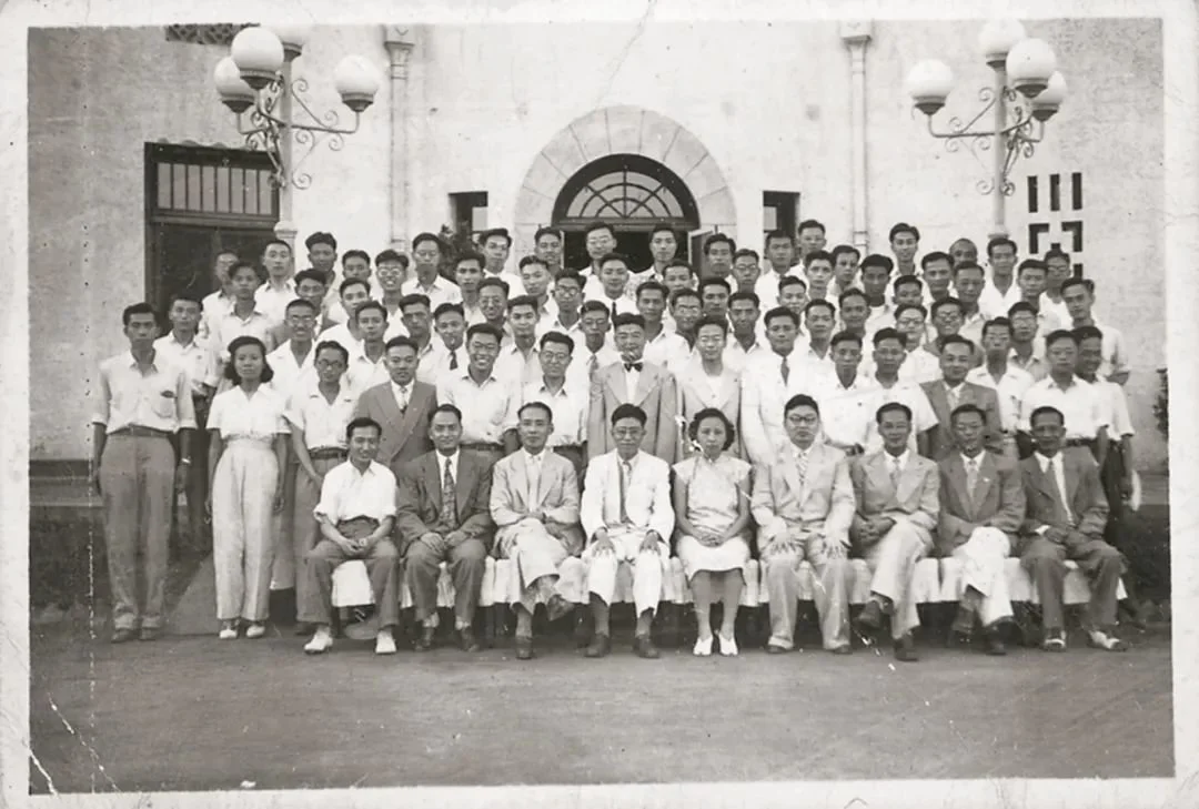 1947年7月2日，交通大學1947屆電機工程係部分師生合影