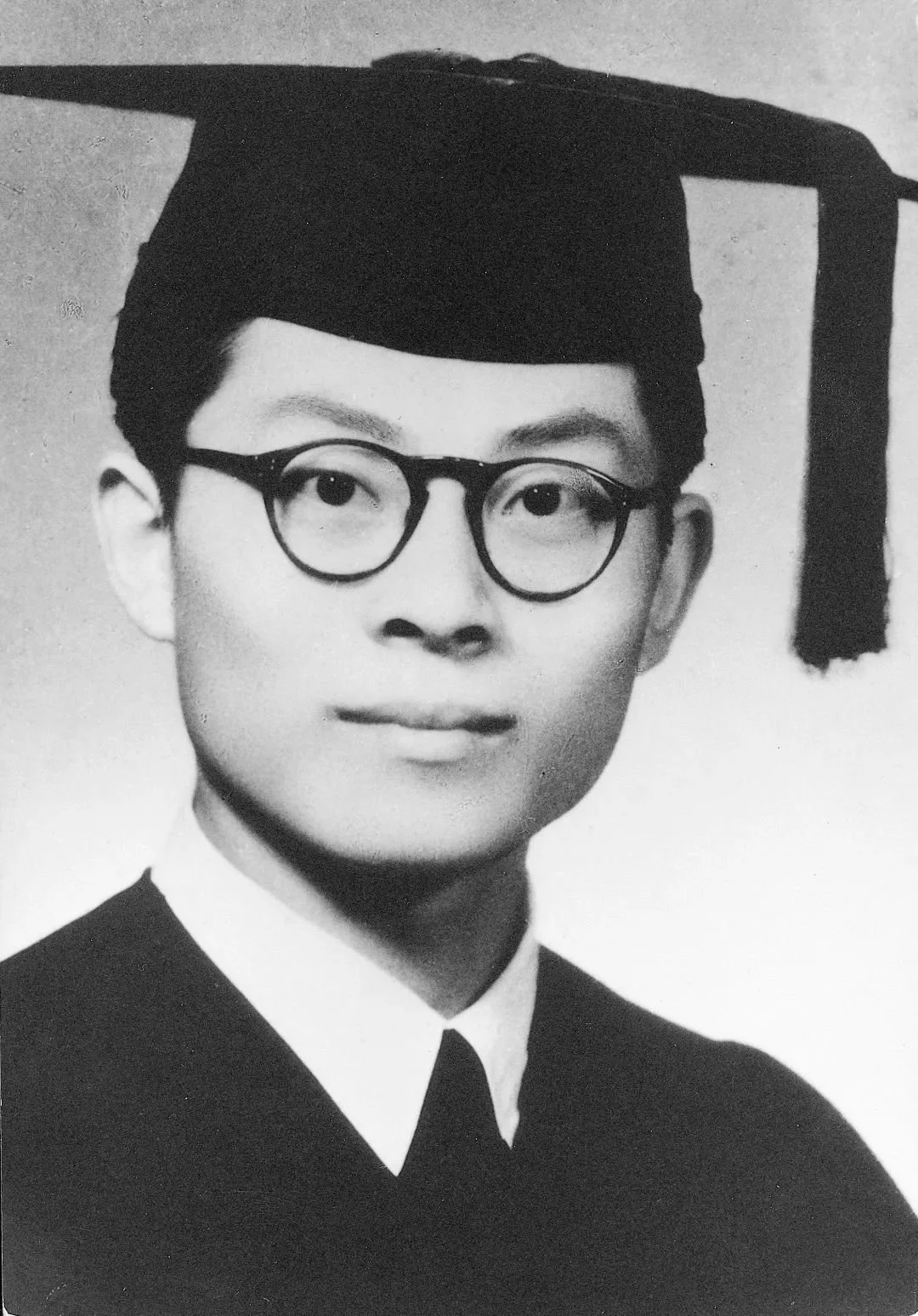 1947年7月，江澤民在交通大學的畢業照