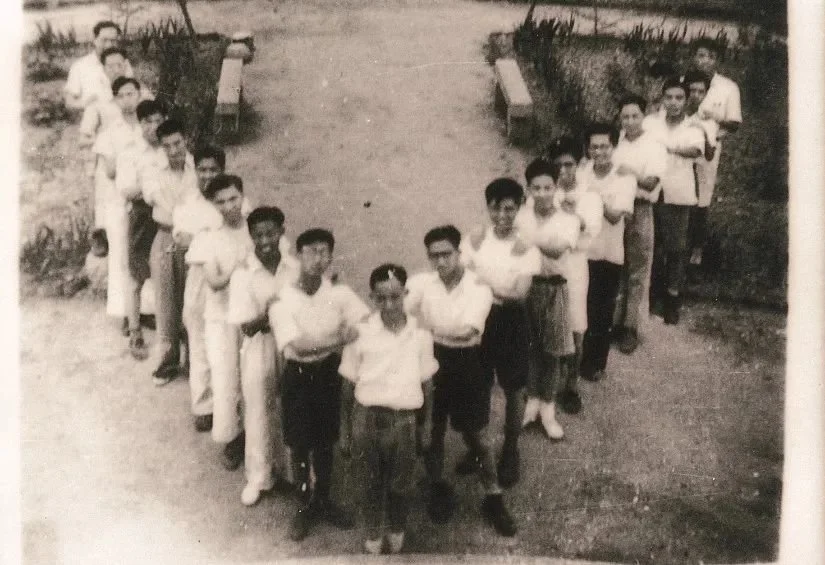 1946年夏，江澤民（右五）在上海龍華革命烈士就義地與同學們合影（排成“V”形表示victory勝利）