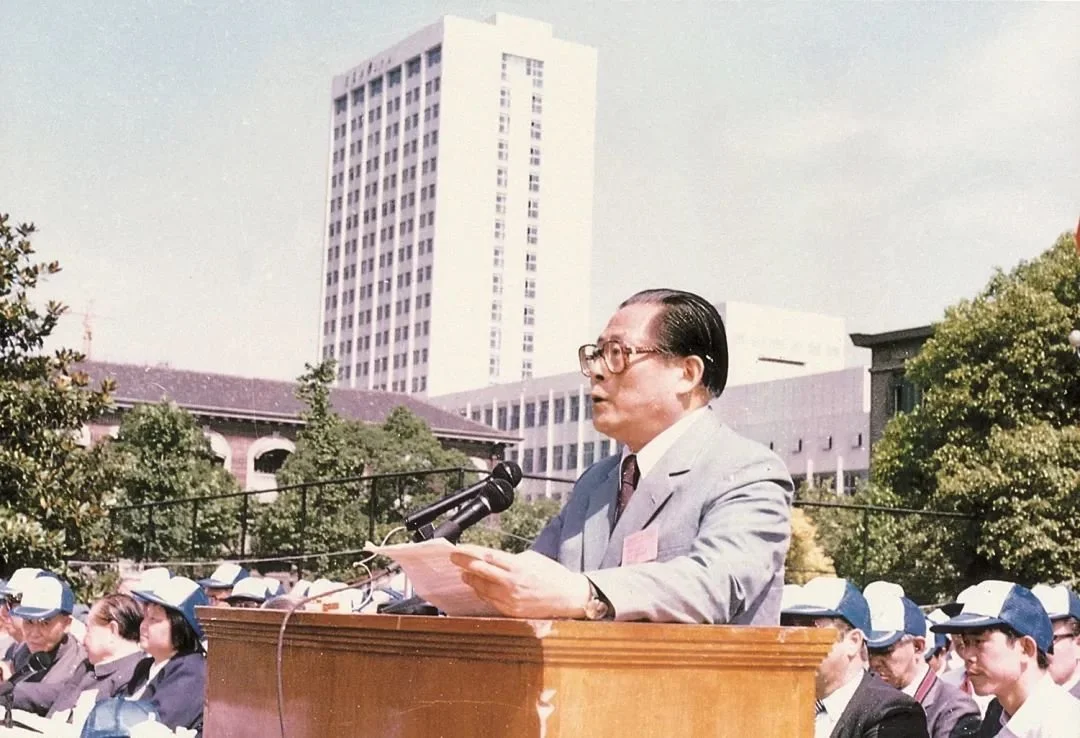 1986年6月8日，江澤民在上海交大建校90周年大會上講話