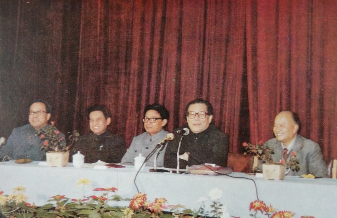 1985年11月，江澤民在上海微型電腦應用學會第二屆學術年會上講話（右一為張鍾俊教授）