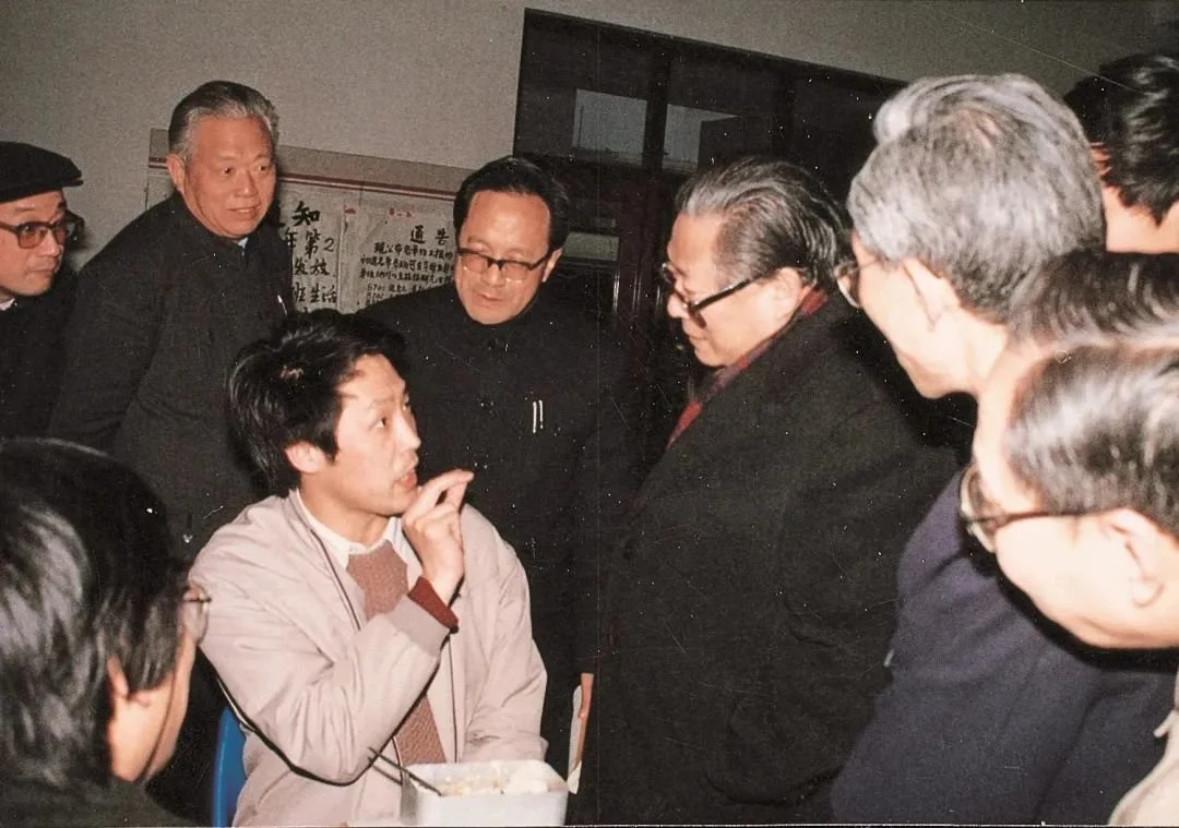 1989年3月，江澤民與上海交大師生親切交談