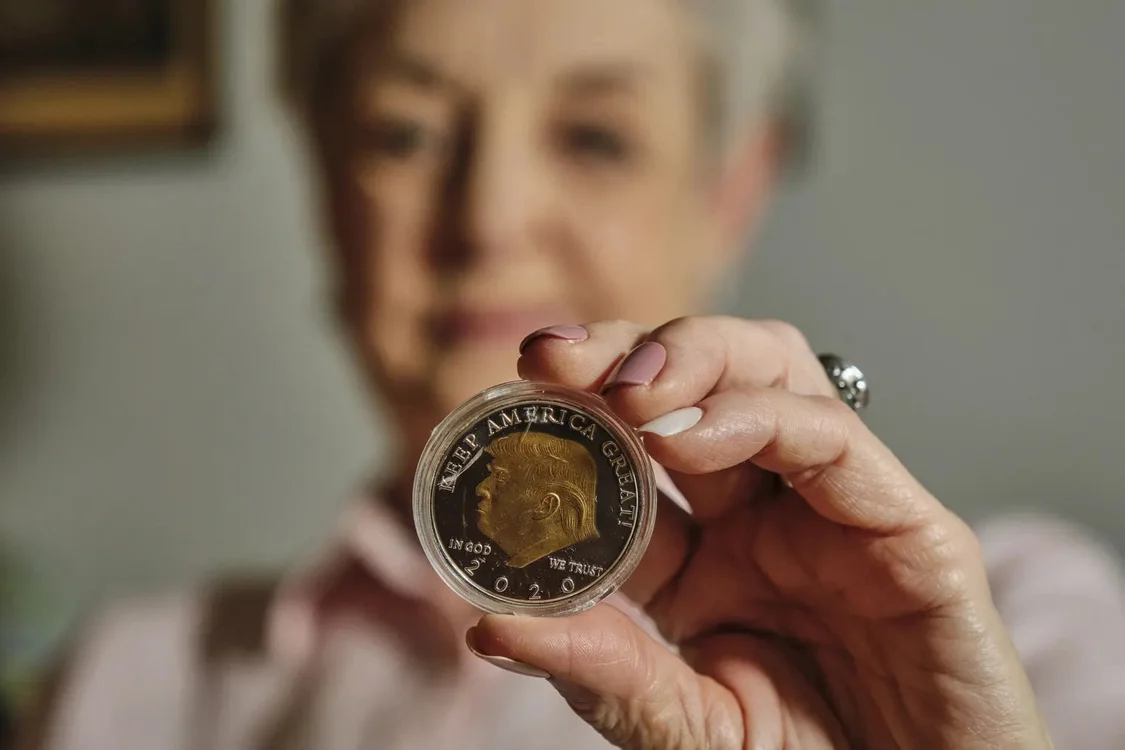 阿拉巴馬州的一名年邁女子向NBC展示其購買的“特朗普幣”，圖自NBC。