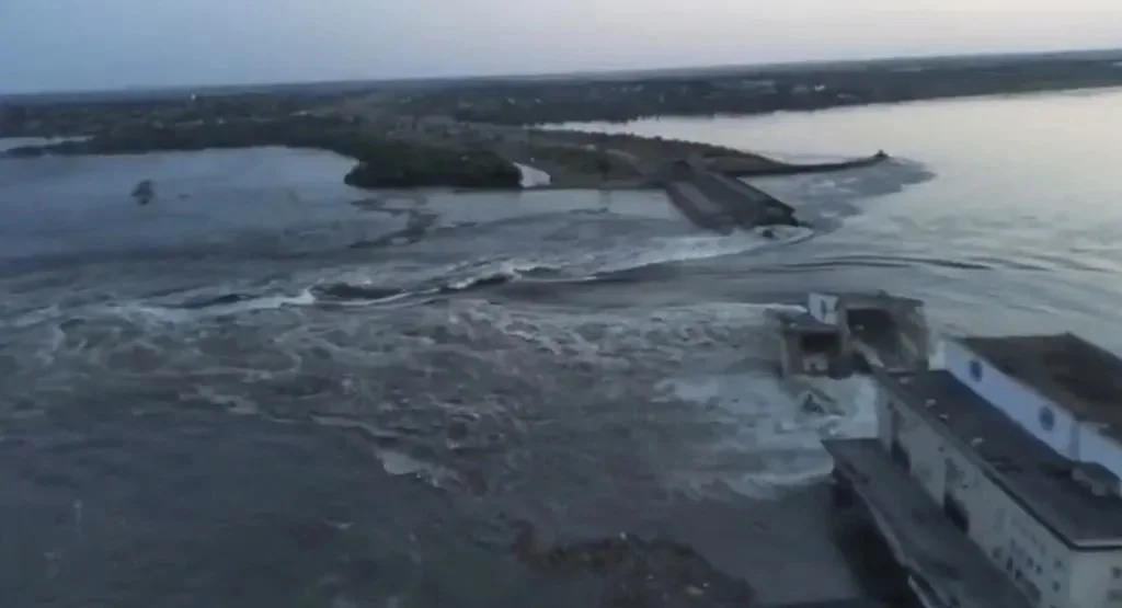 6月6日，赫爾鬆地區，卡霍夫卡大壩嚴重損毀，水從缺口處傾瀉而下。圖/視覺中國