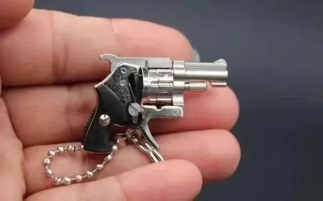 男子買賣4cm大“槍形鑰匙扣”被捕，一審判了