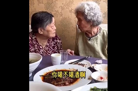太可愛！百歲奶奶和老友聊天 全程“雞同鴨講”