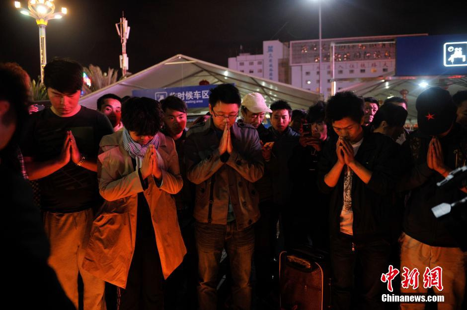 2014年3月2日晚，昆明市民來到火車站,為恐怖襲擊案受害者祈福